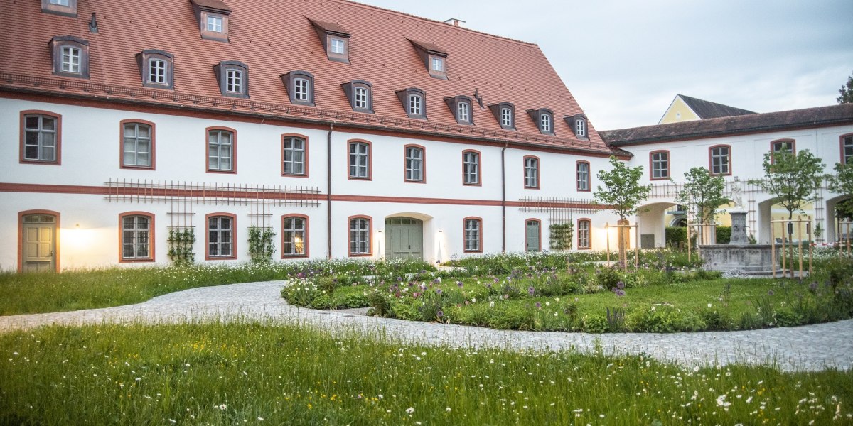 Einladender Garten des Klosters Beuerberg im Eingangsbereich, © Kloster Beuerberg|Foto: Christian Schmid Einladender Garten des Klosters Beuerberg im Eingangsbereich, © Kloster Beuerberg|Foto: Christian Schmid