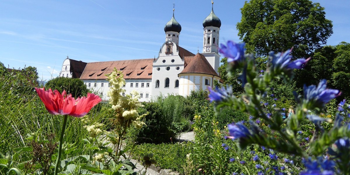 Blick zur Basilika vom Meditationsgarten, © Gästeinformation Benediktbeuern